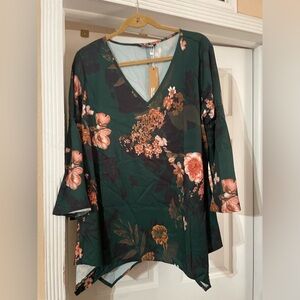 NWT Bloomchic Floral V-neck Shark bite hem top  size 14-16 🌺  181